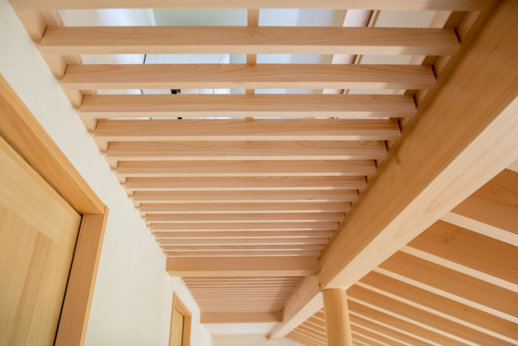 設計事務所による土間庭の家のヒノキの格子天井