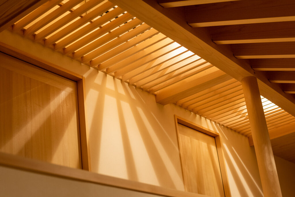 設計事務所による土間庭の家のヒノキの格子天井,エアコン